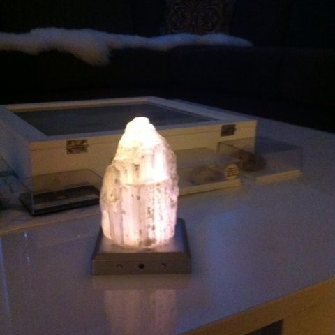 Mystisk Krystall Selenitt , 700 eller  gi bud ,  tung i vekt  med  LED base ( 4