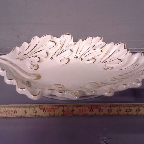 Diverse platter og skåler i porselen og keramikk selges