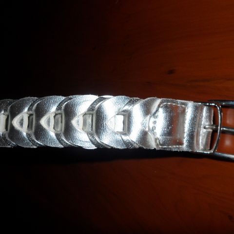 Belte sølv 95cm Kr 30,-
