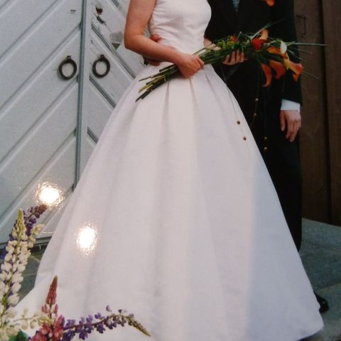 Flott, stilren brudekjole med perledetaljer str. small (36)