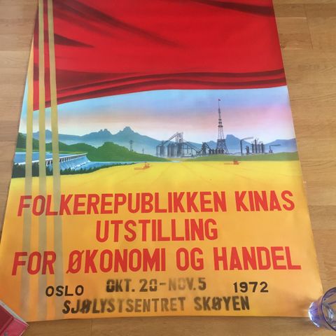 Stor plakat "Folkerepublikken Kinas utstilling for økonomi og handel" nov. 1972