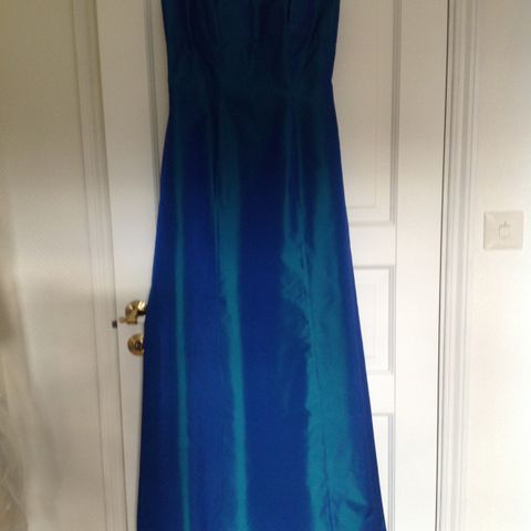 Elegant, klassisk lang blå kjole , Kelsy Rose, brukt en gang!