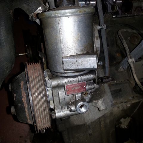 Servo pumpe. Mercedes 200-300E  1985 til 1993.