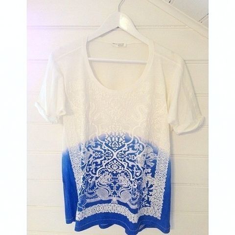 ZARA  hvit topp / t-skjorte / t-shirt med mønster i blå