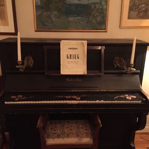 Piano fra 1800-tallet selges