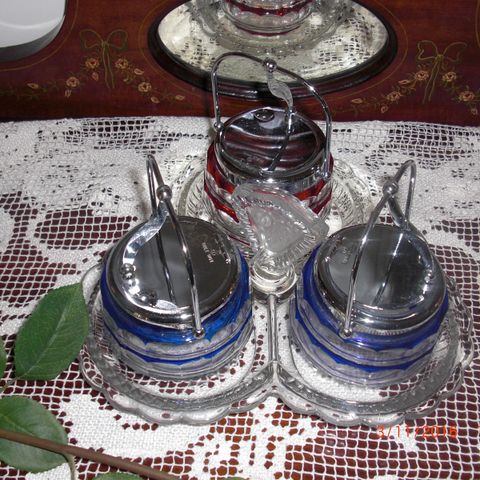 3 syltetøy-krukker i et pressglass fat