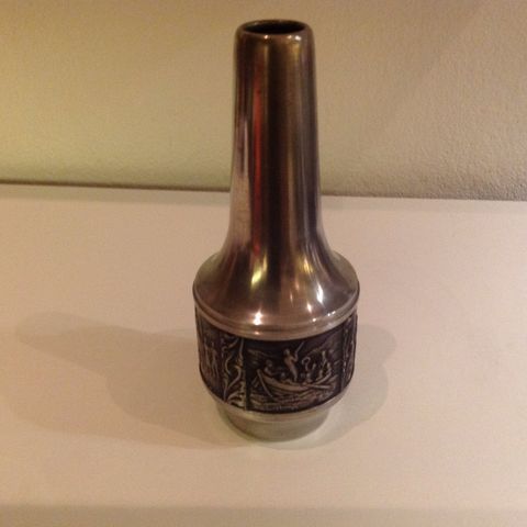 Fin liten Tinn vase. Pewter Norsk.m/ motiv.