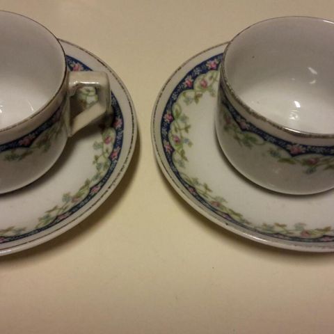 2 gamle kopper med tefat.