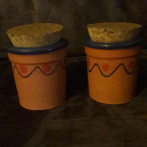 To krydderbokser i keramikk med kork-lokk