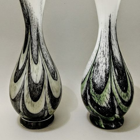 To kunst glass vaser.