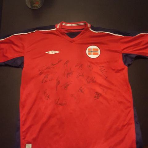 Norsk landslagstrøye (2003-2005) med signaturer fra kjente fotballspillere