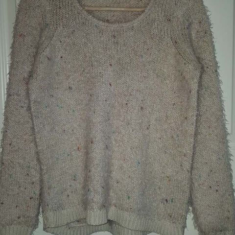 5% ULL. Myk fluffy melert beige genser.