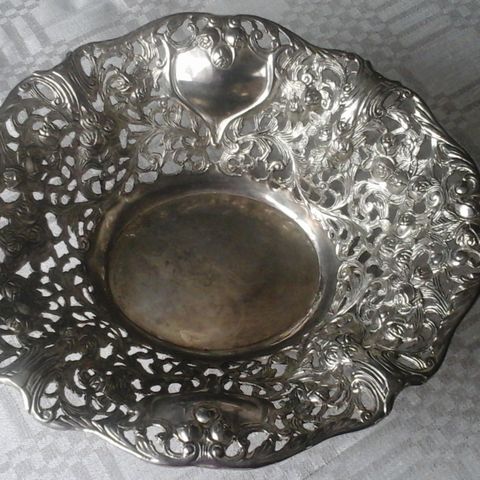 Vakker antikk sølvbolle. Sannsynligvis plett.