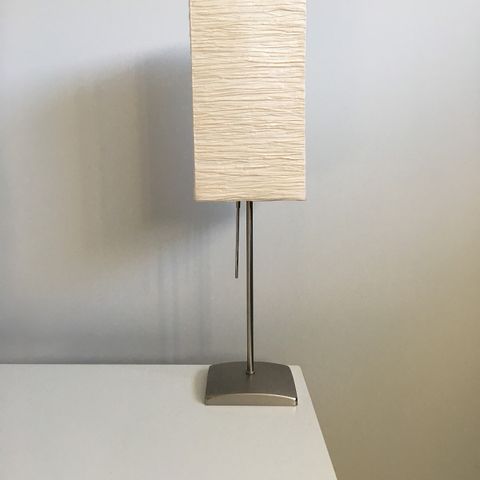 Bordlampe fra IKEA med skjerm i naturmateriale