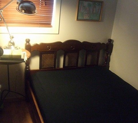 Vakker - solid seng i mørkt tre - med  madrass