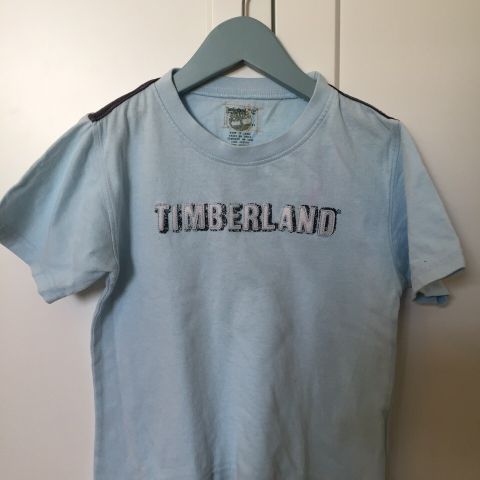 Tøff lyseblå Timberland t-shirt GUTT str 4 år, fine detaljer, selges!