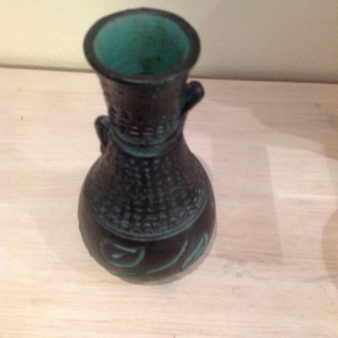 Fin keramikk vase . Ca. 21 cm høy. Hel og fin...... Retro...