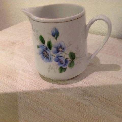 Liten skjønn eldre mugge m/ blomstermotiv. Ca. 3/4 liter.   Retro...