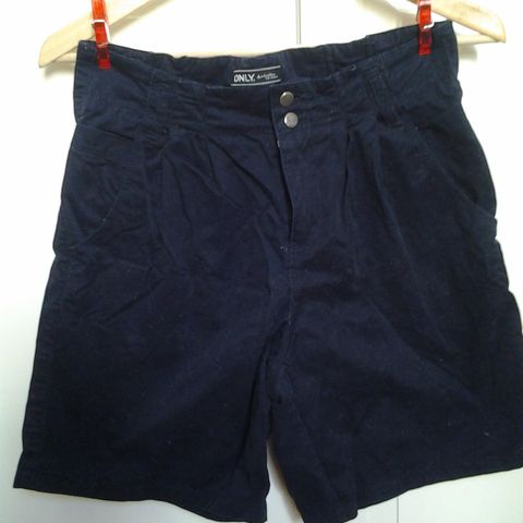 Blå shorts. ONLY. Str. 36. (Trenger klesrulle.)