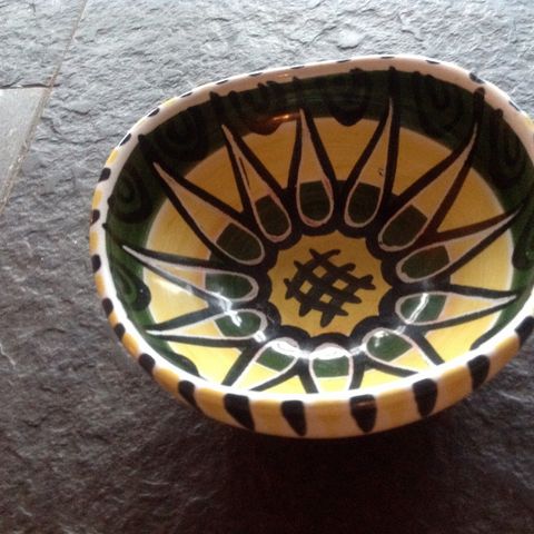Kul liten glasert keramikk skål. Hand made in Norway.