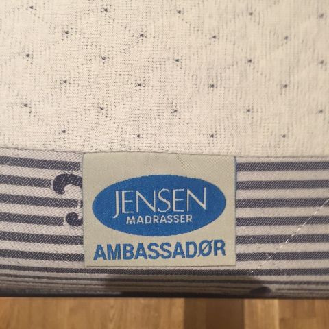 Jensen Ambassadør 90 x 200 cm vendbar madrass (medium) med overmadrass