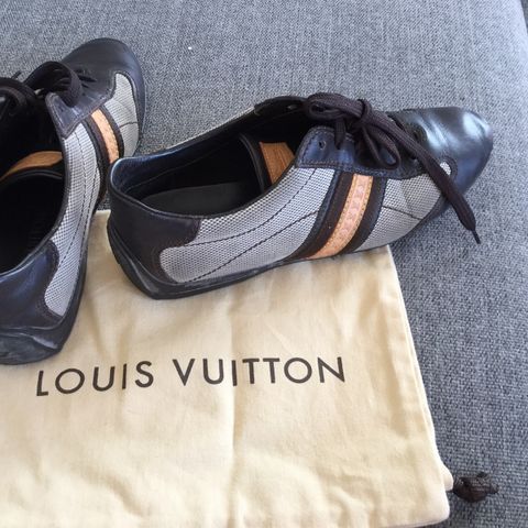 Louis Vuitton sneakes selges st 37