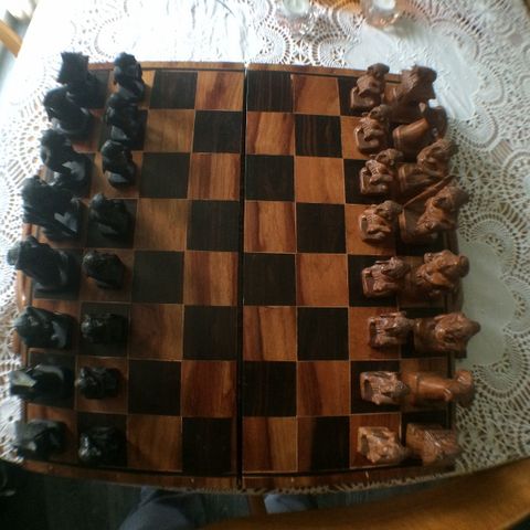 Håndlaget sjakkspill selges