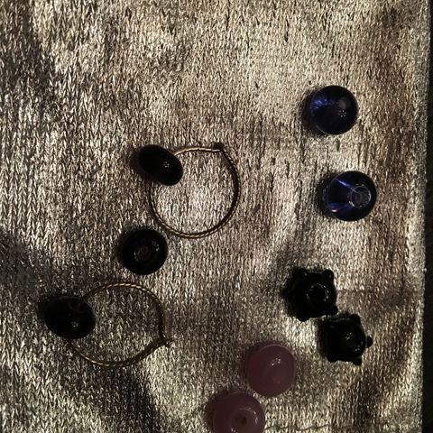 Ny pris. sølv øreringer med utbyttbare glass pynt i lilla, rosa, svart, blått