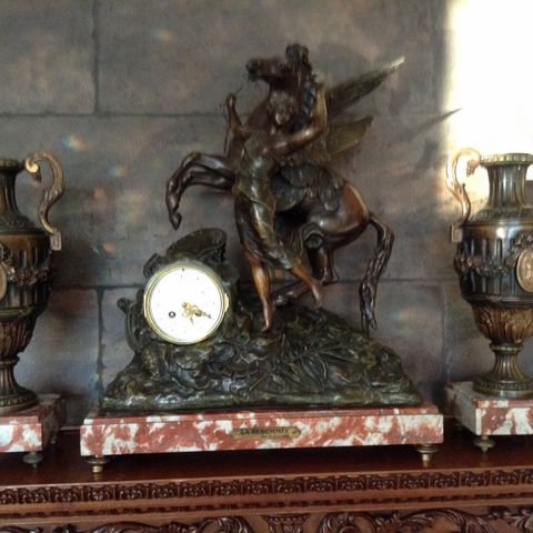  Antikk klokke og 2 urner i bronse og marmor.