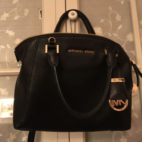 Ny Michael Kors veske med skulderrem.H-21cm. B-27cm.