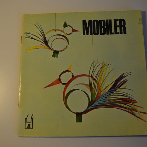 En liten bok om Mobiler som lages av strimler m papir plast spon ea . trn 40