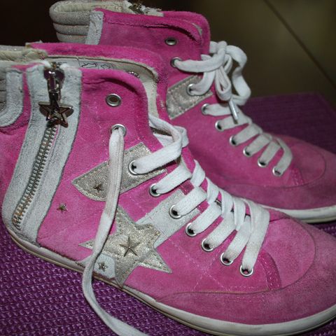 MANAIS rosa skinnsko str 35  kr 350