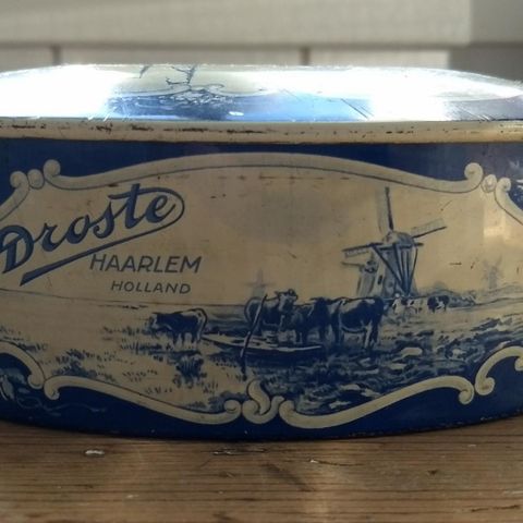 Vintage "Droste Haarlem Holland" blikkboks i blått og hvitt