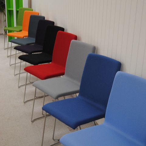 Bland og Mix - Over 200 nye stoler i 15 farger på lager samt passende bord.