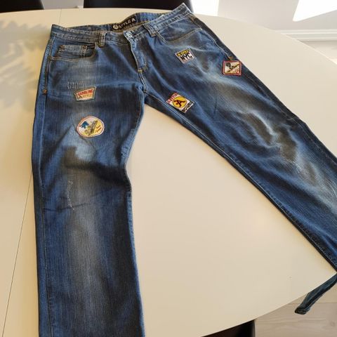 Tøff A Style Jeans med Logo, str 33. Brukt max 3 ganger.