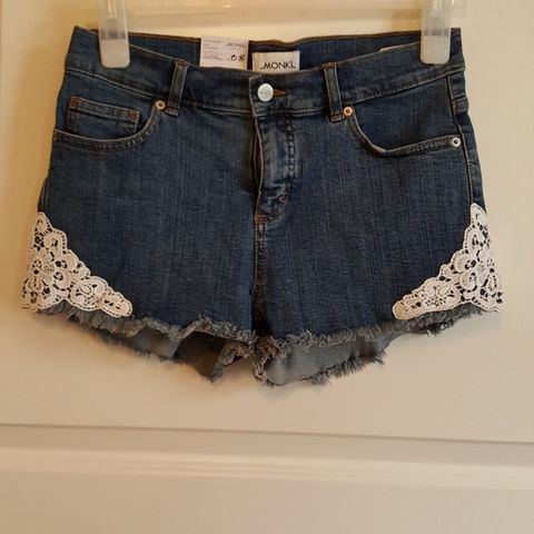 NY. Søt Denim Shorts med Hvit Broderi.