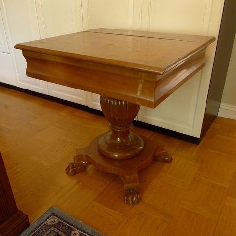 Lite bord Ca. 1900. Kjøpt på Blomquist