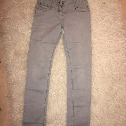 Stilig lysegrå bukse / jeans - størrelse 14 år - som ny :)