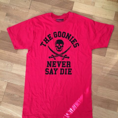 T-skjorte Goonies Never Say Die herre str. S Ungdom/Dame str. S/M