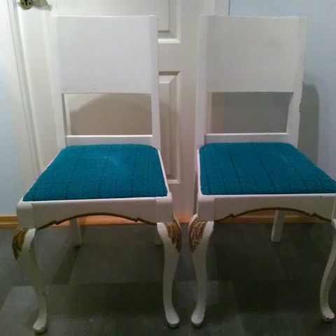 2 eldre hvitmalte stoler med gull dekor og avtagbare puter - eldre omtrekking