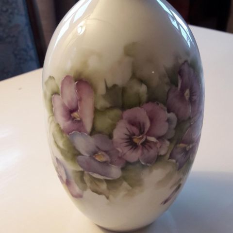 Nydelig håndmalt vase 21 cm høy hb kr 500