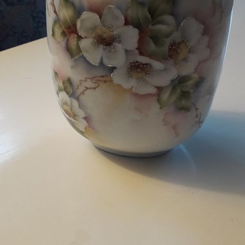 Nydelig håndmalt vase 16 cm høy hb kr 500