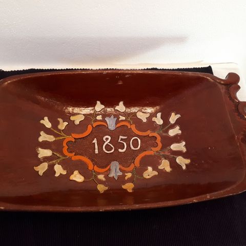 Trau 1850, dekorert og malt, størrelse ca 41 cm x 21 cm