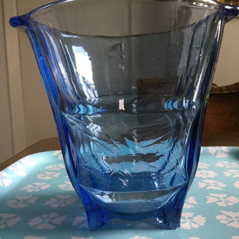 Stødig og staselig retro pressglass vase.