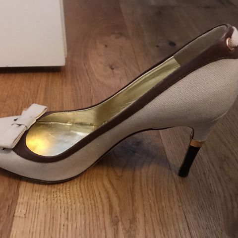 VÅRSALG! Dsquared pumps med kule detaljer NY PRIS!