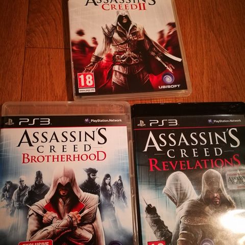 Assassins Creed II, Brotherhood og Revelations selges brukt i perfekt stand.
