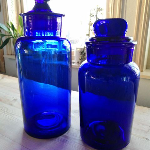 2 gamle flotte koboltblå glass krukker eller apotekflasker.