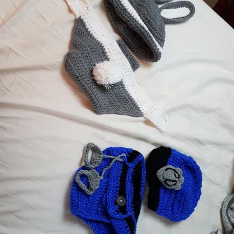 Newborn knitting costumes for fotoshoots. Strikke kostyme  ,kanin ,politi