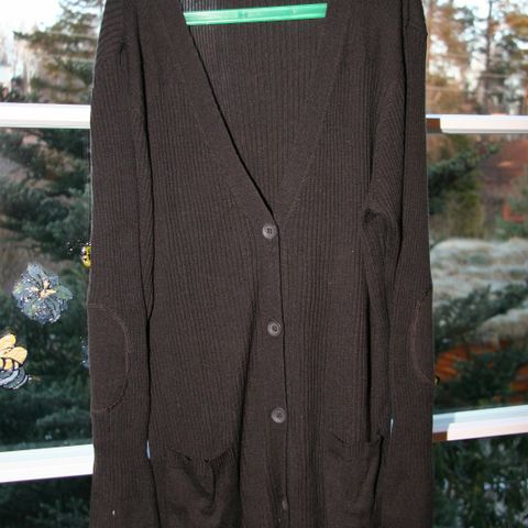 Stilig mørkebrun strikket jakke / cardigan - som ny - størrelse M