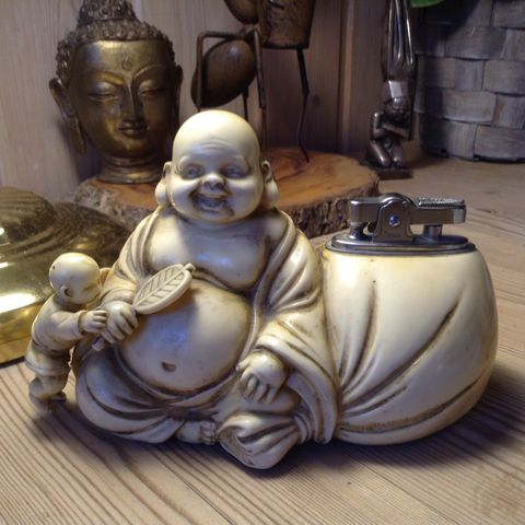 Bordlighter laughing Buddah and child